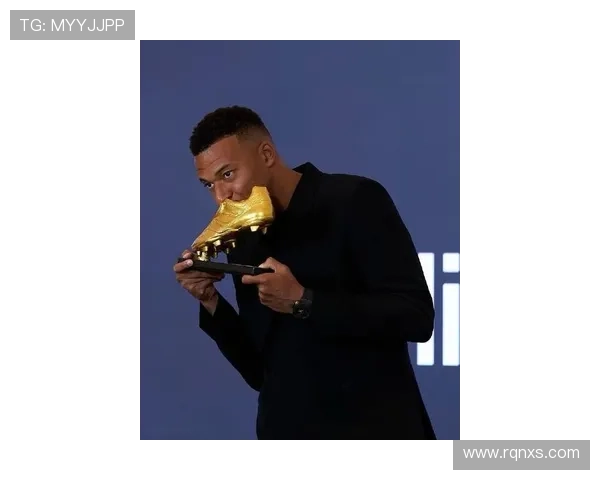 姆巴佩首次荣获欧洲金靴奖 天下足球见证传奇崛起