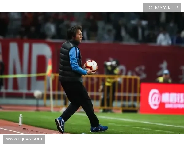 德米纳尔强势直落两盘晋级温网第三轮表现稳健状态火热引发球迷热议